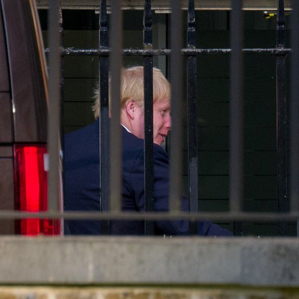 Boris Johnson, 22 gün sonra görevine döndü