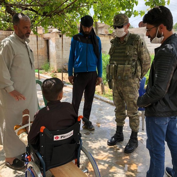 Mehmetçik, PKK'nın sakat bıraktığı çocuğu ziyaret etti