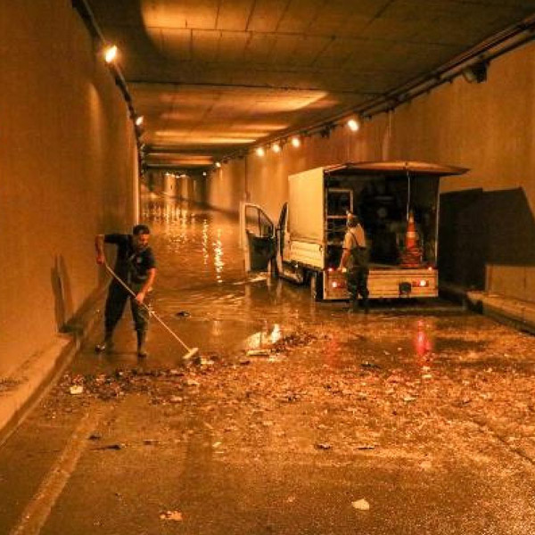 Antalya'da çöpler gideri tıkayınca alt geçidi su bastı