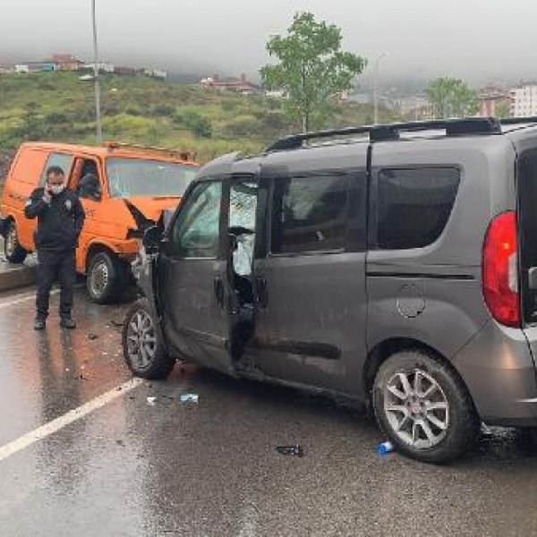 Maltepe'de minibüsle otobüs çarpıştı: 2 yaralı