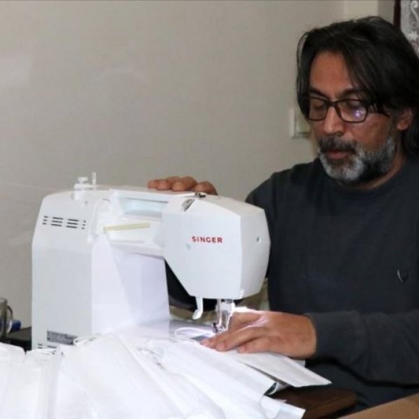 Bomba imha uzmanı gazi, ürettiği maskeleri dağıtıyor