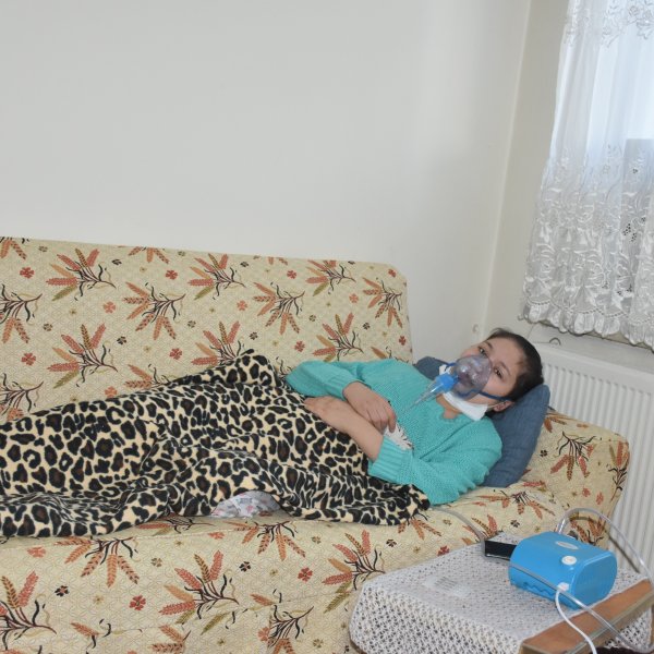 Kastamonu'da yaşayan hasta genç kız, yardım bekliyor