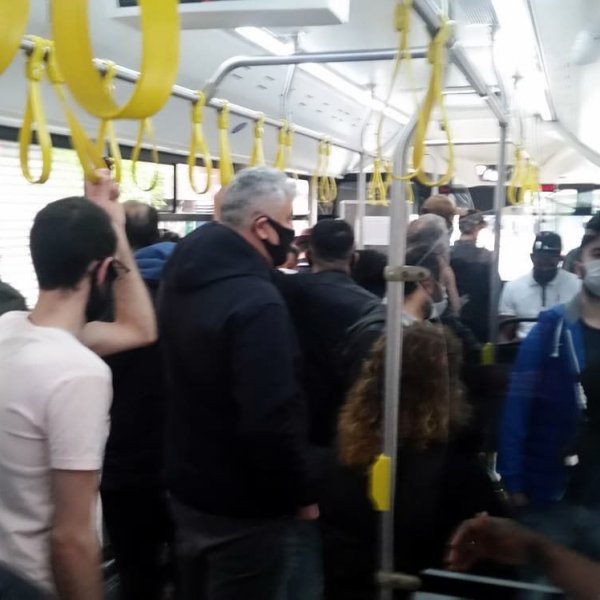 İETT otobüsündeki yoğunluk pes dedirtti