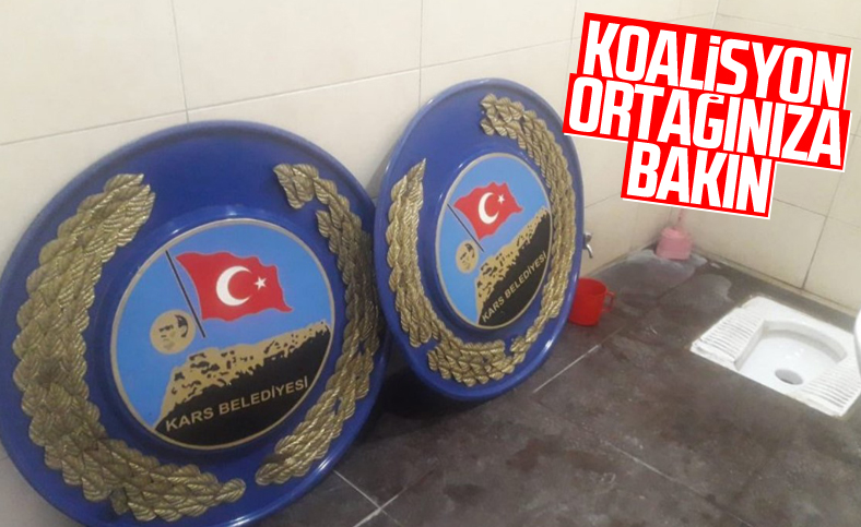 Kars Belediyesi, Türk bayraklı tabelayı tuvalete koydu