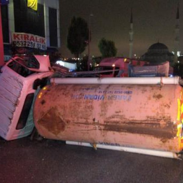 Başakşehir'de vidanjör yan yattı:1 yaralı