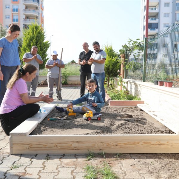 Mersin'de, 5 yaşındaki çocuğa kum havuzu sürprizi