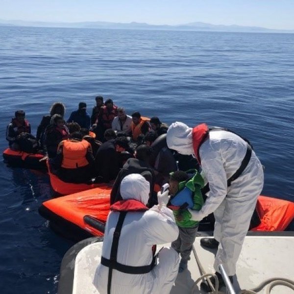 Aydın Kuşadası Körfezi’nde 30 göçmen kurtarıldı
