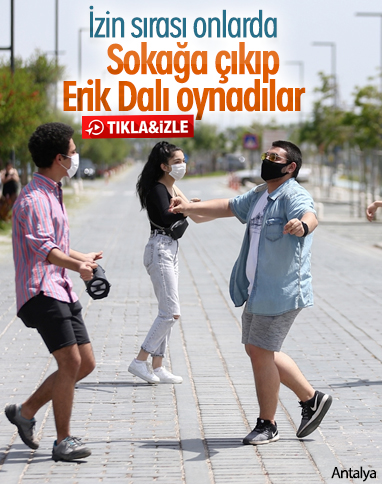 Antalyalı gençler sokağa çıkarak 'Erik Dalı' oynadı
