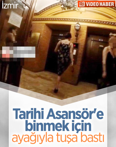 İzmir'de kadın Tarihi Asansör'ün tuşuna ayağıyla bastı