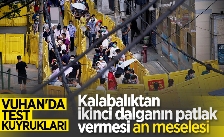 Vuhan’da test kuyruğundakiler sosyal mesafeyi hiçe saydı