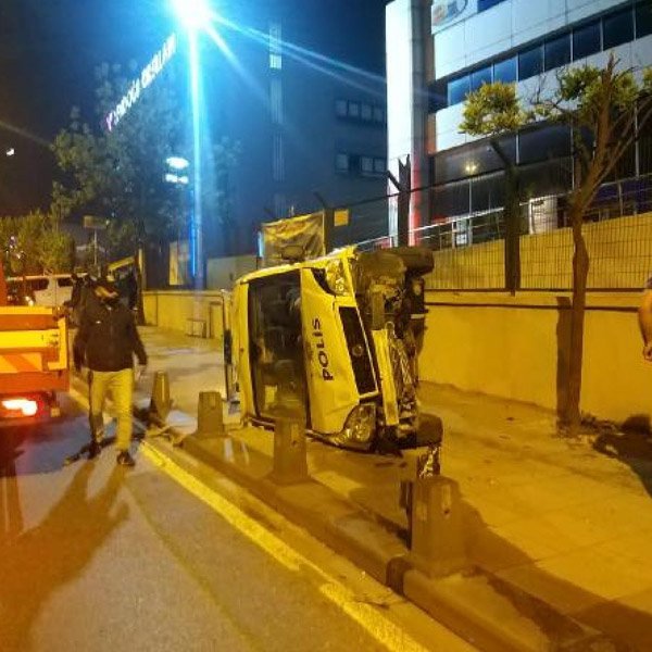 Sancaktepe'de polis aracı yan yattı