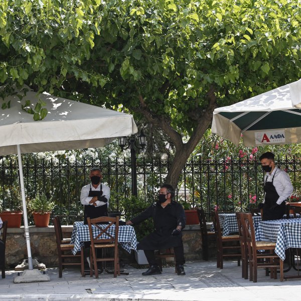 Yunanistan’da kafe ve restoranlar yeniden açıldı