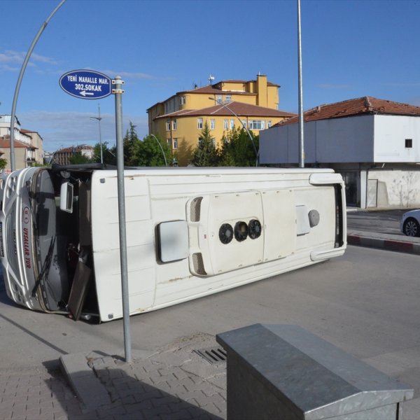 Karaman'da işçi servisiyle ticari taksi çarpıştı