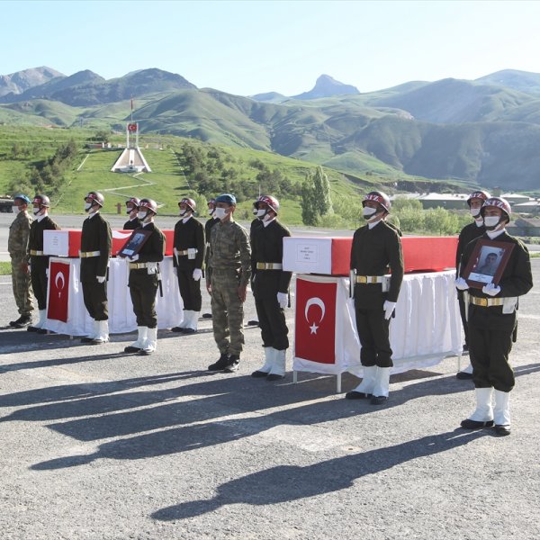 Hakkari’de şehit olan 2 asker için tören düzenlendi