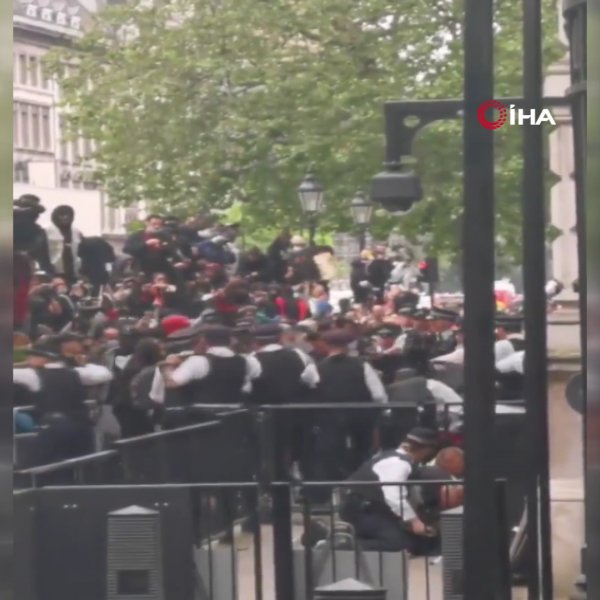 İngiltere'de Floyd protestolarında polis şiddeti