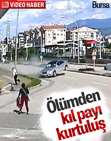 Bursa'da kontrolden çıkan otomobil direğe çarptı