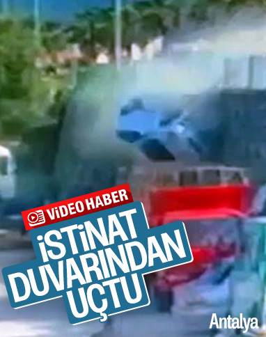 Antalya'da kontrolden çıkan araç istinat duvarından düştü