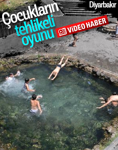 Diyarbakır'da tehlikeye rağmen süs havuzunda yüzdüler