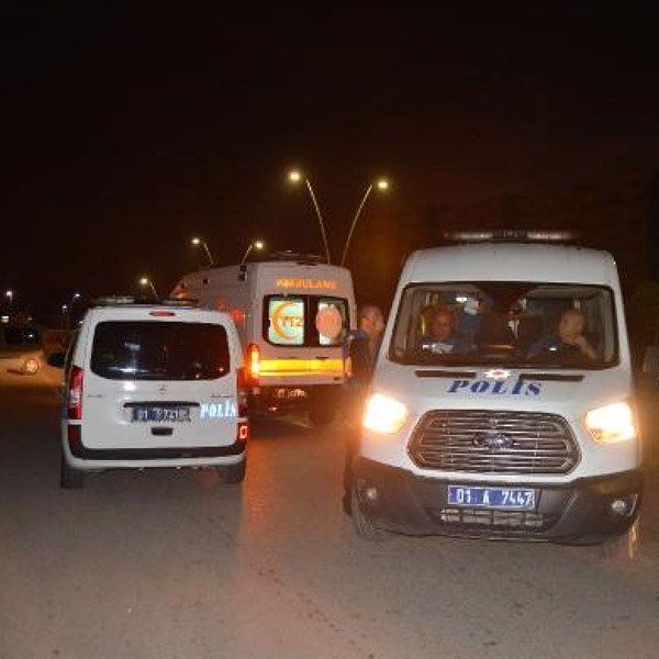 Dövdükleri arkadaşlarını seyir halindeki araçtan attılar