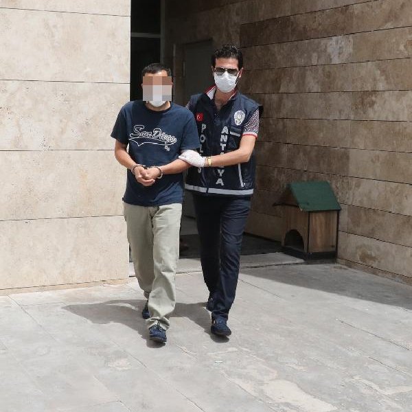 Antalya'da bir kişi ağabeyini bıçaklayarak öldürdü