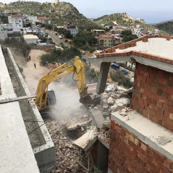 Kaş'ta tespit edilen kaçak yapılar yıkılıyor
