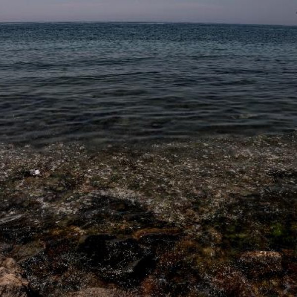 Caddebostan Sahili'nde denizin kıyısı pislik içinde