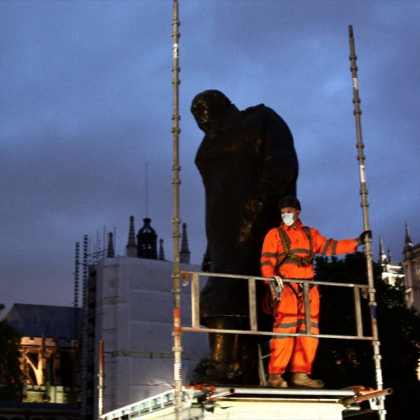 Londra'da Churchill'in heykeli korumaya alındı