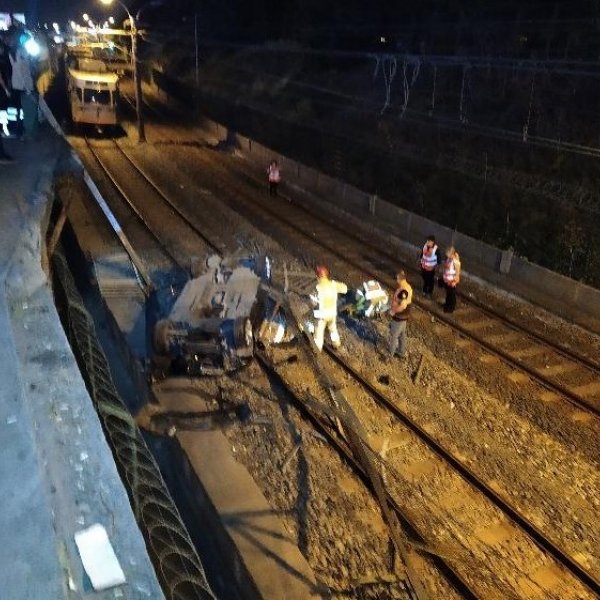 Şirinevler’de otomobil metro raylarına uçtu: 1 yaralı