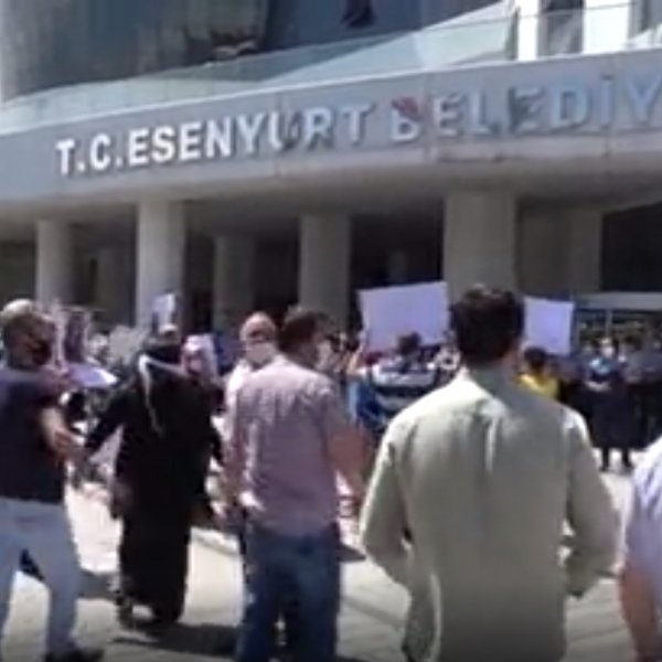 Esenyurt Belediyesi önünde davullu zurnalı pazarcı eylemi