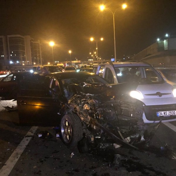 TEM’de kaza: Makas attı, 6 araç birbirine girdi