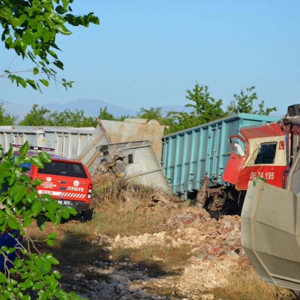 Malatya'da yük trenleri çarpıştı: 2 ölü