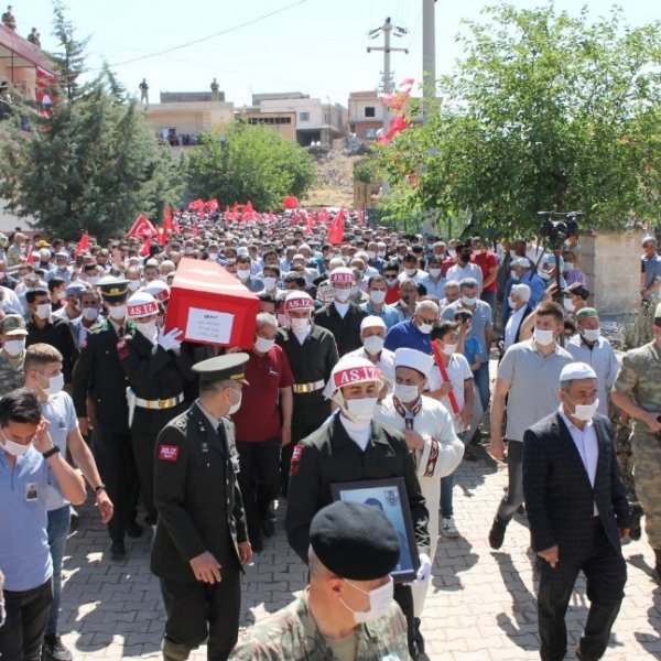 İdlib şehidinin cenaze töreninde PKK'ya lanet yağdırıldı