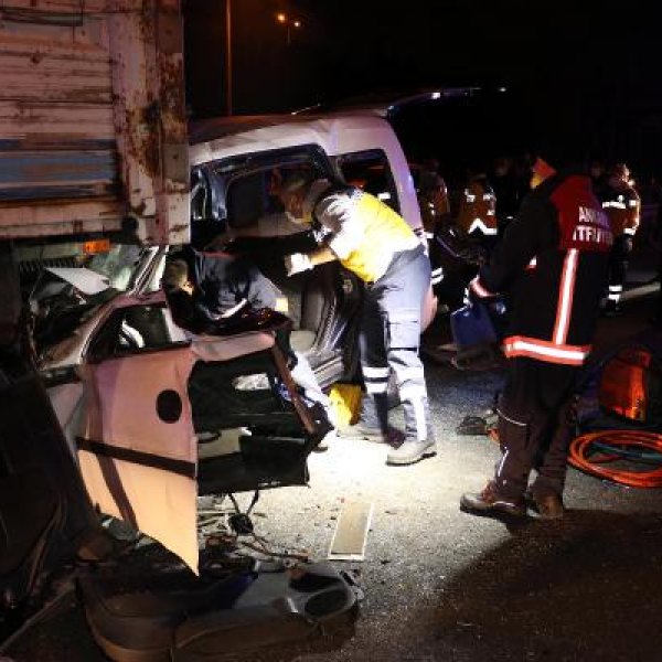 Ankara'da, hafif ticari araç kamyona çarptı: 2 ölü