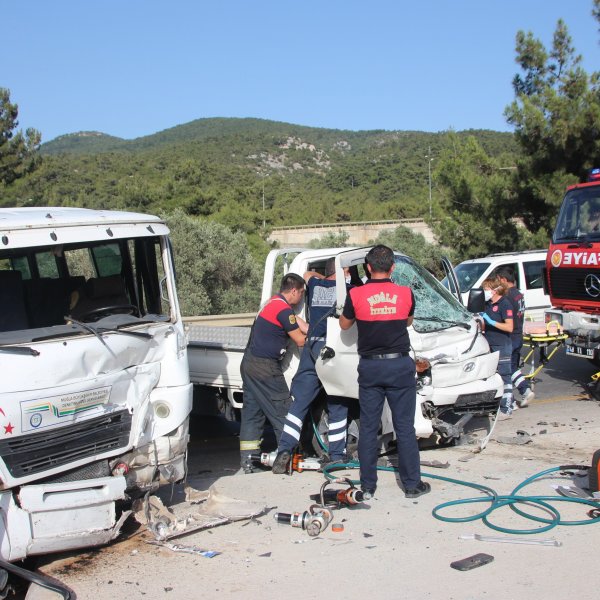 Bodrum’da işçileri taşıyan minibüs kaza yaptı: 8 yaralı
