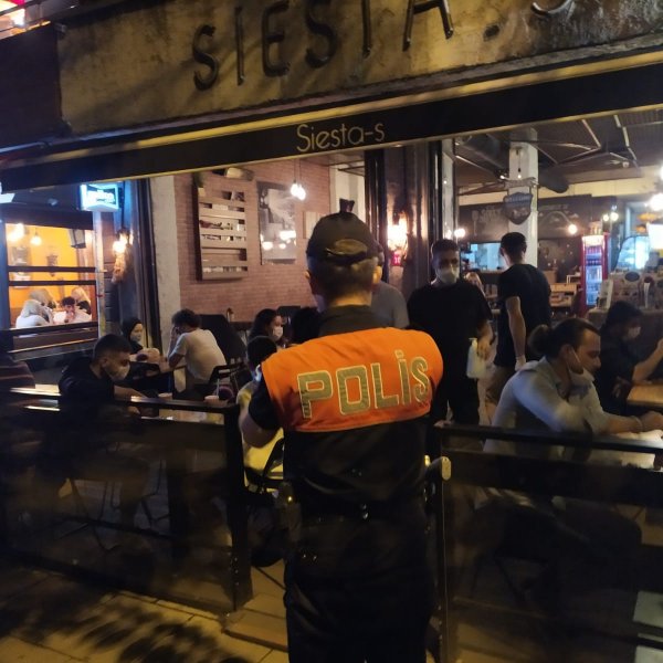 Fatih’te kafe ve restoranlarda korona virüs denetimi
