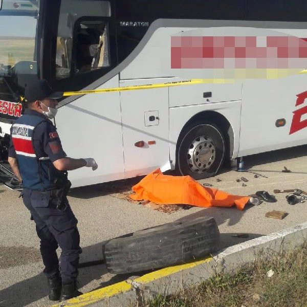 Patlak lastiği değiştiren şoför, otobüsün altında kaldı