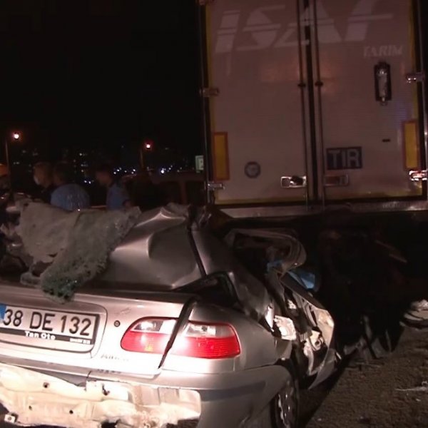 Ankara'da tıra arkadan çarpan otomobil sürücüsü öldü
