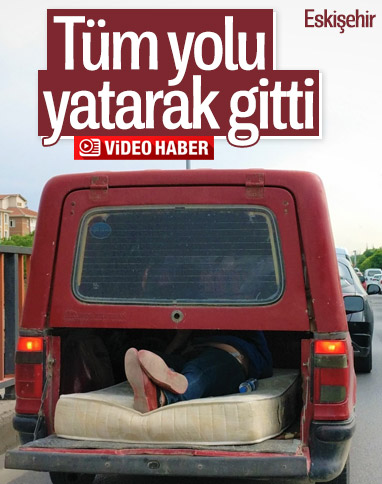 Eskişehir'de aracın arkasına uzanarak yolculuk yaptı