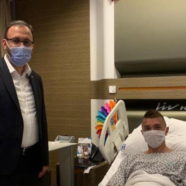 Bakan Kasapoğlu, Muslera'yı ziyaret etti
