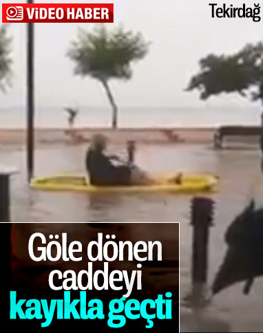 Tekirdağ'da bir adam göle dönen caddede kayıkla geçti