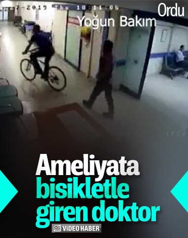 Hastane koridorunda bisiklet süren doktor