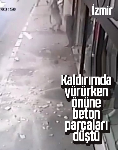 İzmir'de kaldırımdaki kişinin önüne beton parçaları düştü