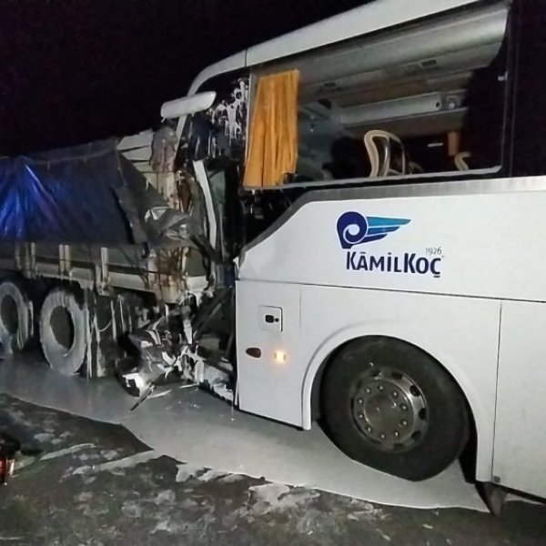 Uşak'ta yolcu otobüsü kaza yaptı: 2 ölü 18 yaralı