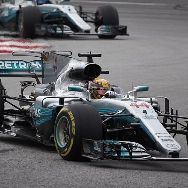 Mercedes, ırkçılığa karşı F1'de siyah araç kullanacak