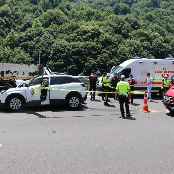 Düzce'de cip tıra çarptı: 2 ölü, 1 yaralı
