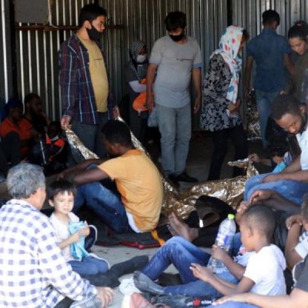 Yunanistan'ın denize bıraktığı göçmenler kurtarıldı