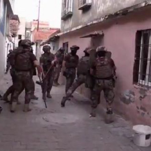 Diyarbakır'da 53 adrese esrar operasyonu: 27 tutuklama