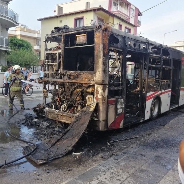 İzmir'de belediye otobüsü alev alev yandı