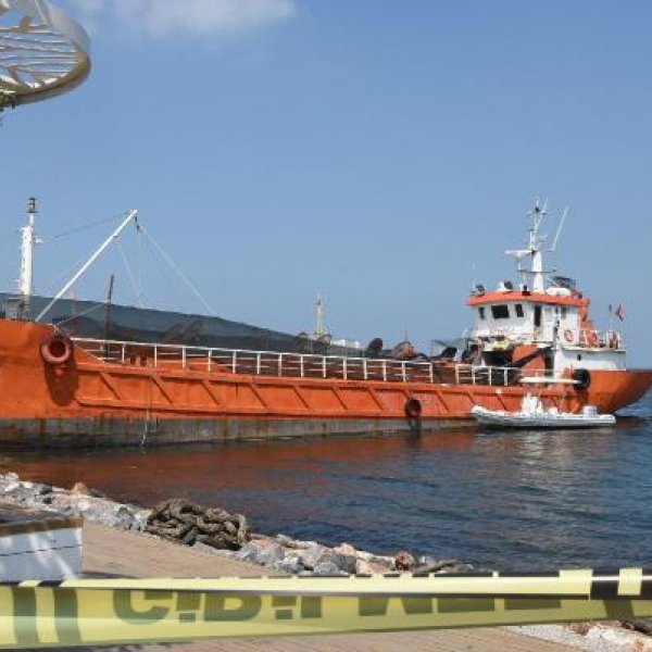 İzmir'de kaçak göçmen yakalanan tekne batmak üzereydi