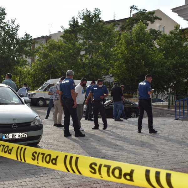Evine hacze gelen memuru vurdu